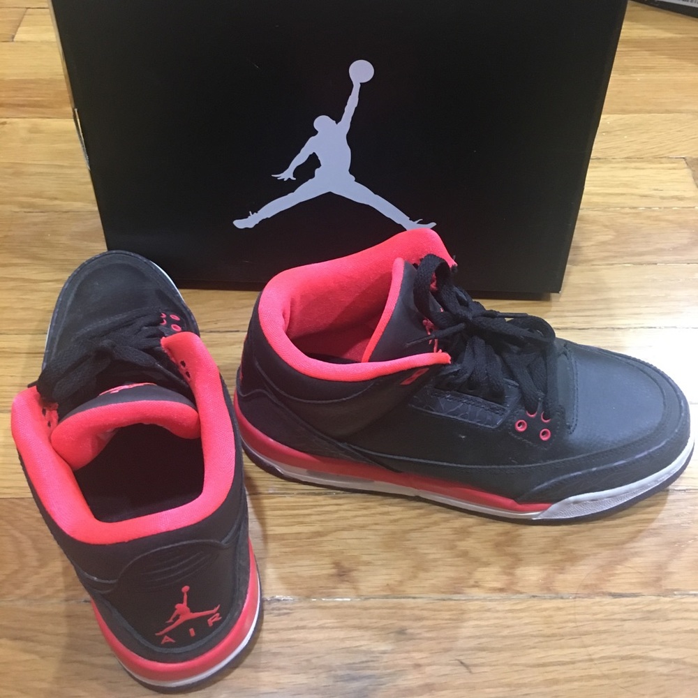 Air Jordan retro 3 'crimson' Size 6Y - gently worn, still have box. See photos